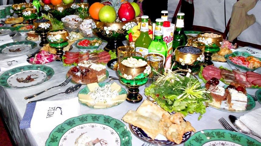abendessen Festlich gedecjte Tafel mit vielen Speisen in Taschkent.