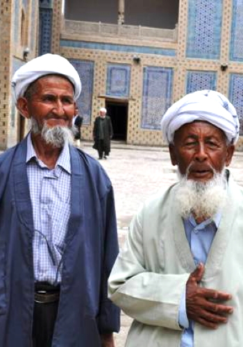 usbeken Zwei braungebrannte ältere usbekische Männer mit einem Turban auf dem Kopf.