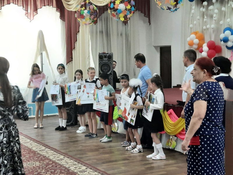 Kinder Malwettbewerb zum Thema "Tulpe und Mond" in Buchara photo 2021 06 05 07 36 19